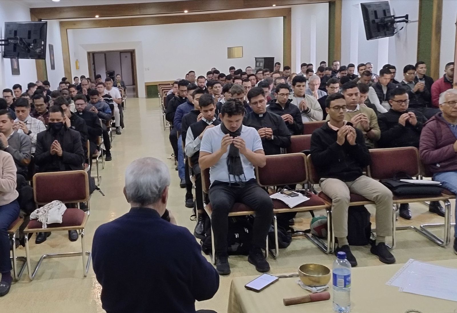 Seminaristas meditando en Bogotá con Pablo d'Ors