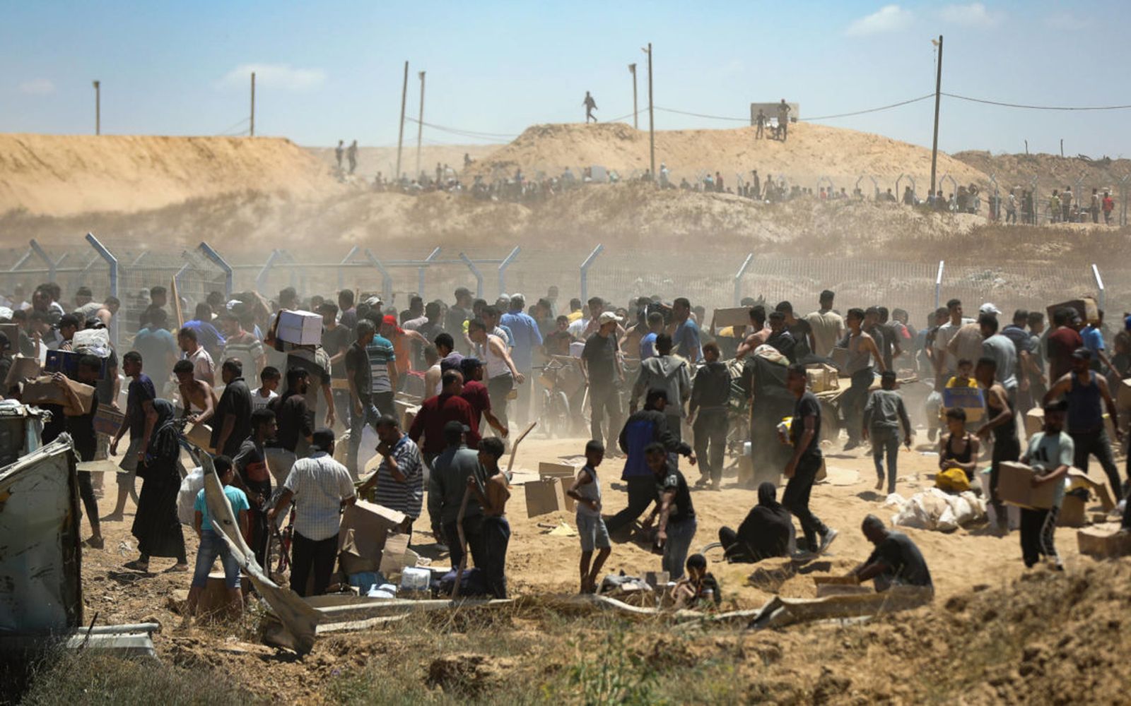 Palestinos esperando suministros