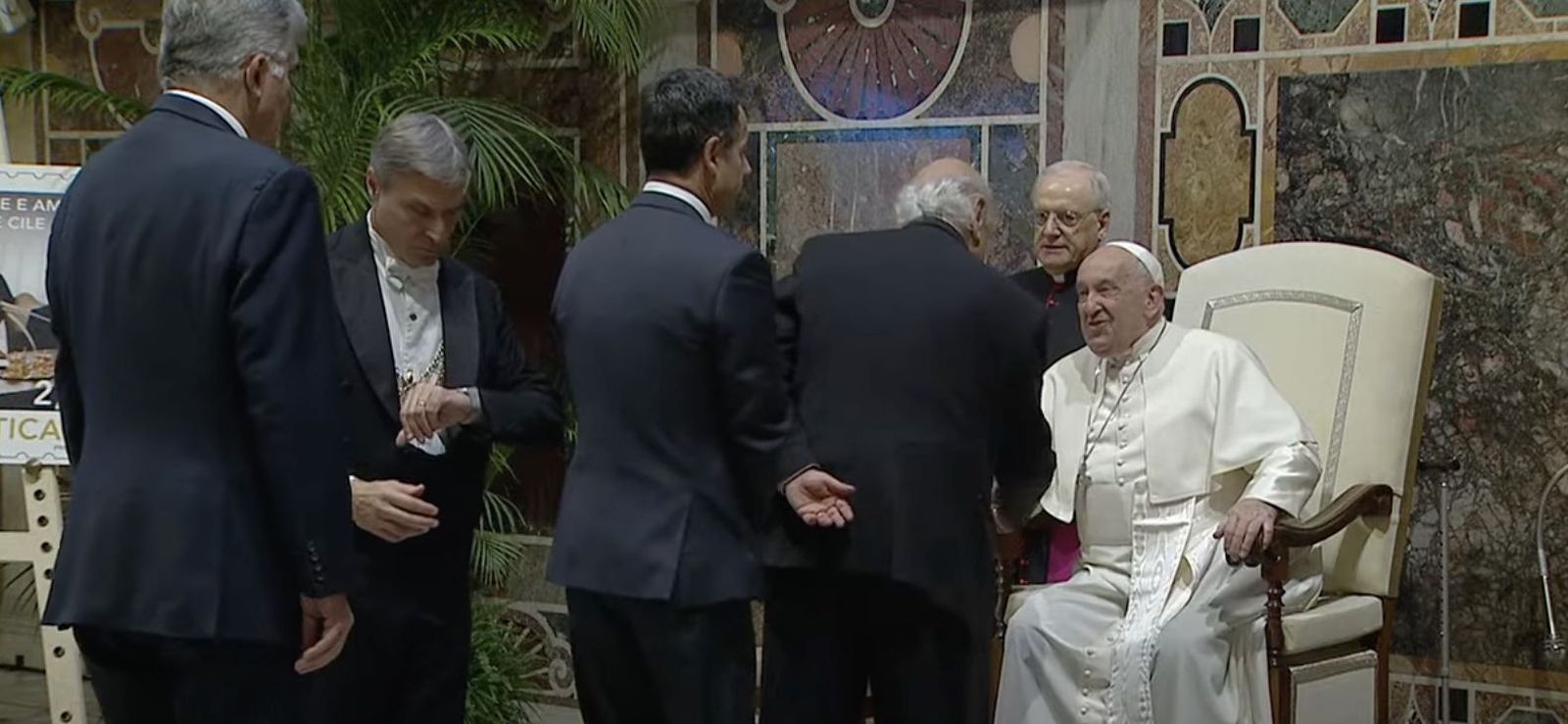 Francisco saluda a los presentes