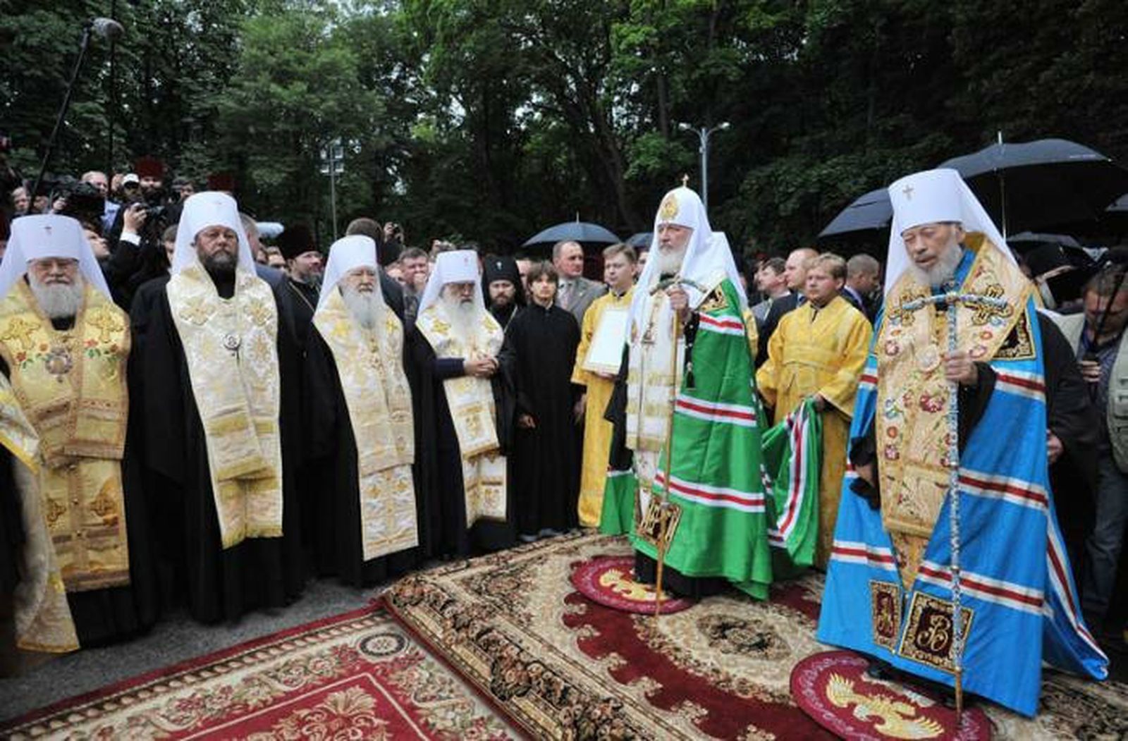 Kiril, patriarca de Moscú (en verde), con otros jerarcas ortodoxos