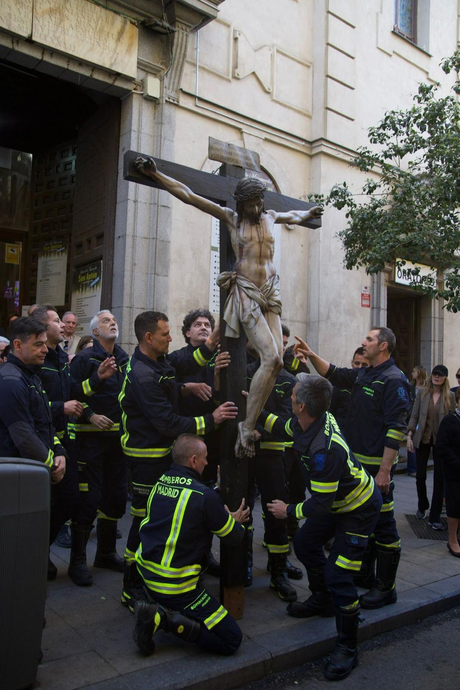 Bomberos de Madrid con el Cristo de los Niños