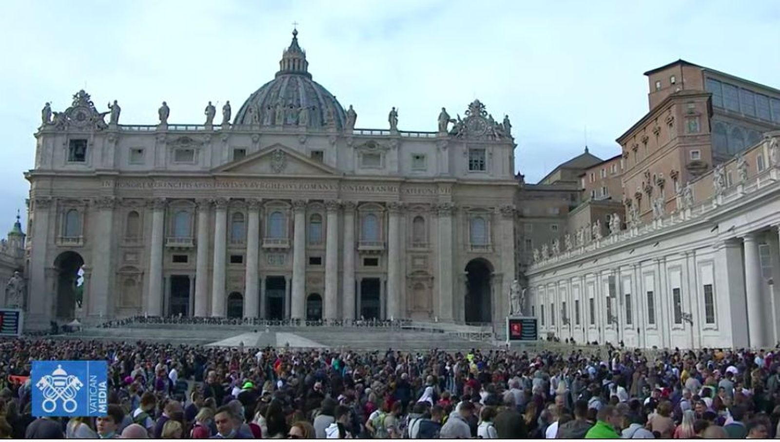 La plaza de San Pedro, abarrotada