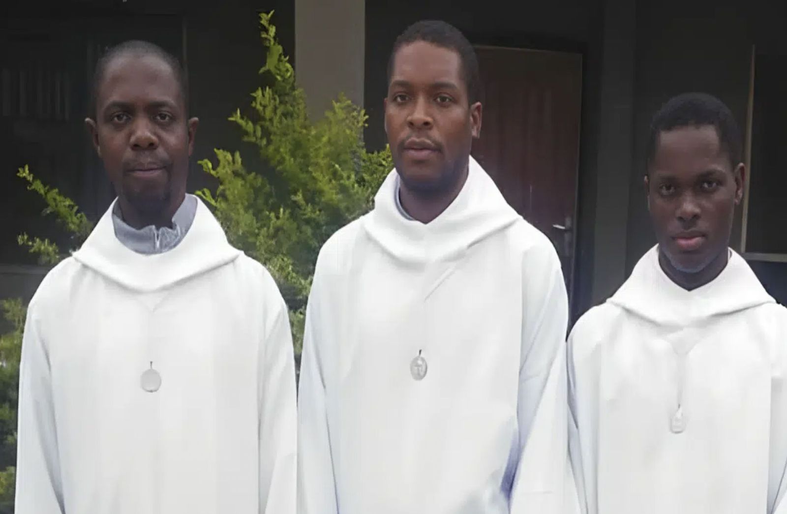 Imagen en donde aparecen dos de los tres religiosos capturados