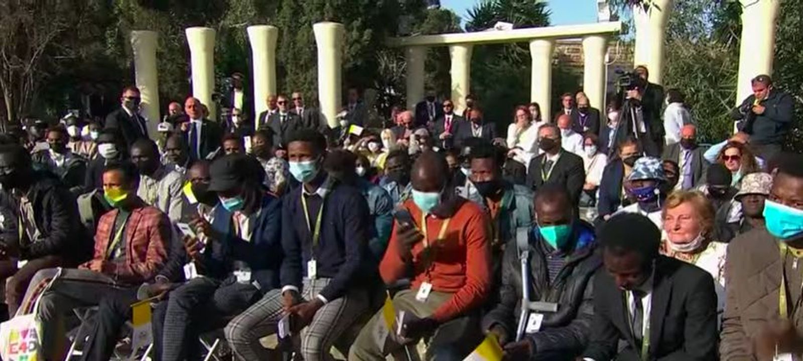 Migrantes escuchando al Papa