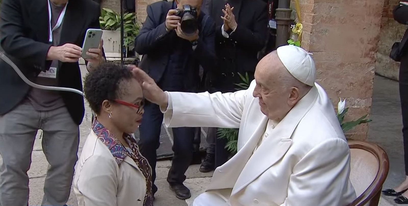 Francisco bendijo a una de las reclusas