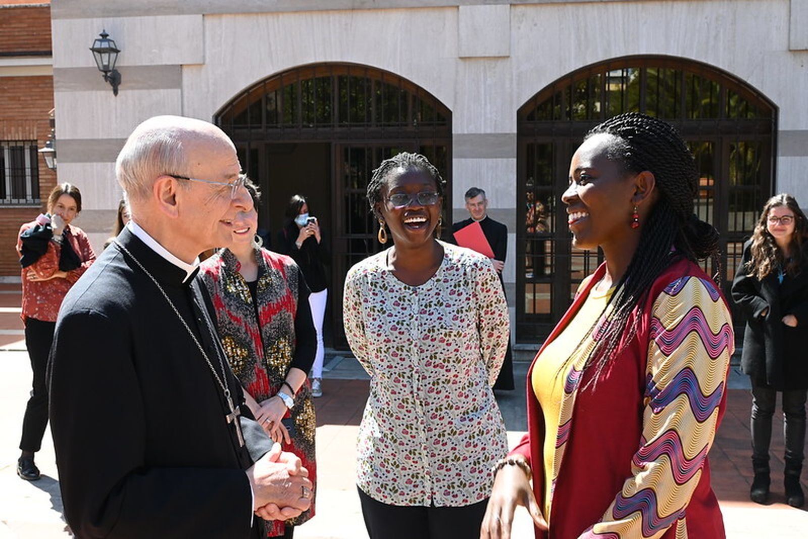 El prelado del Opus, Fernando Ocáriz, con unas mujeres