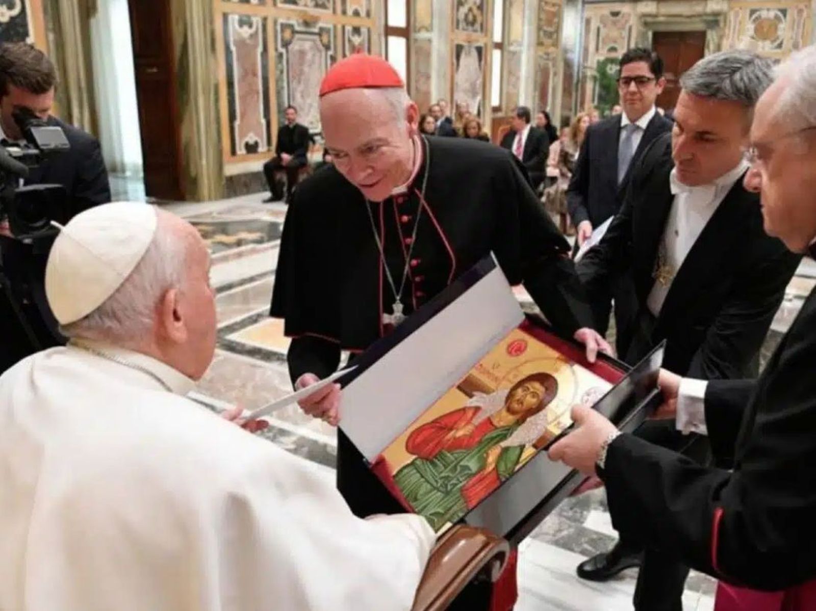 Carlos Aguiar muestra el icono a Francisco