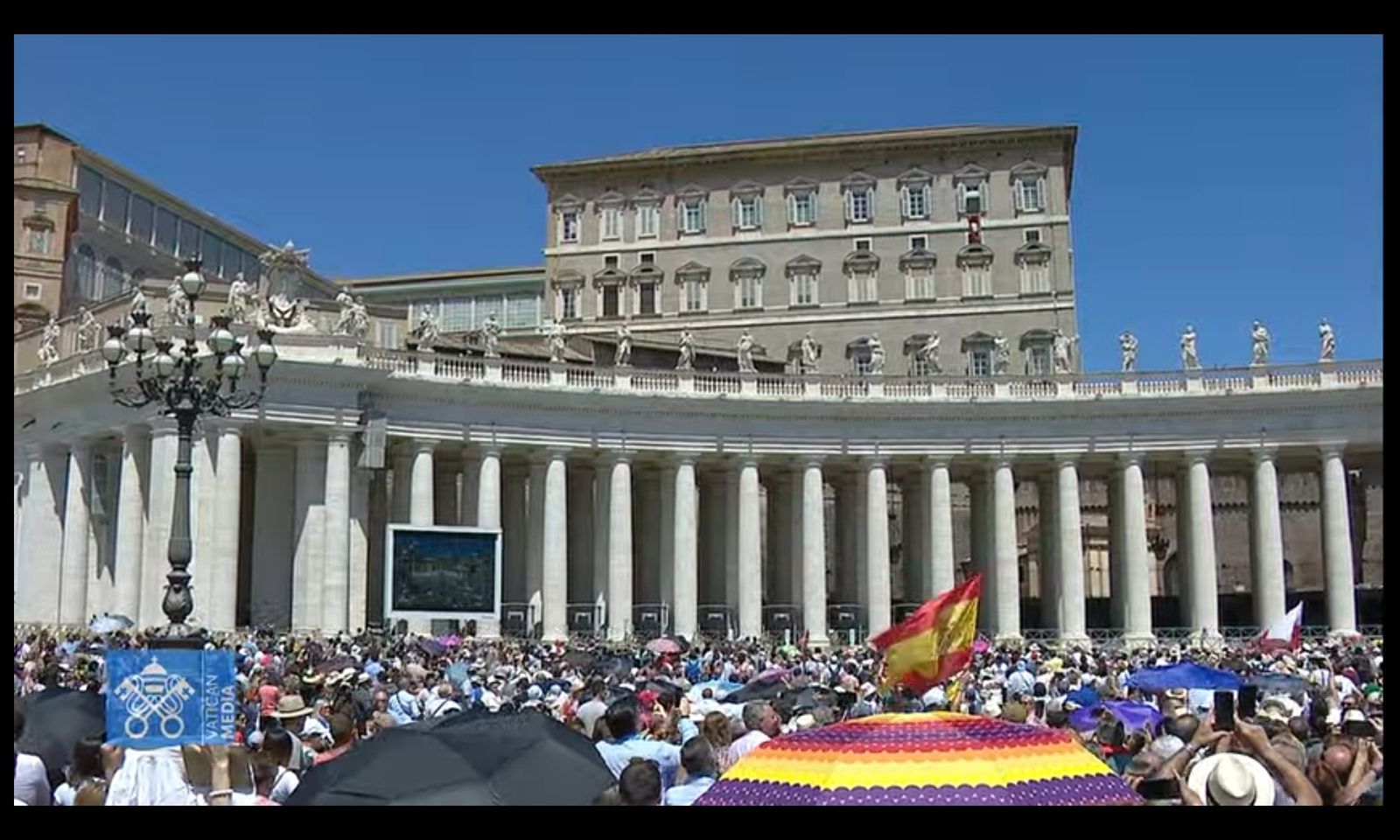 La multitud espera la salida del Papa a la ventana del Palacio Apostólico