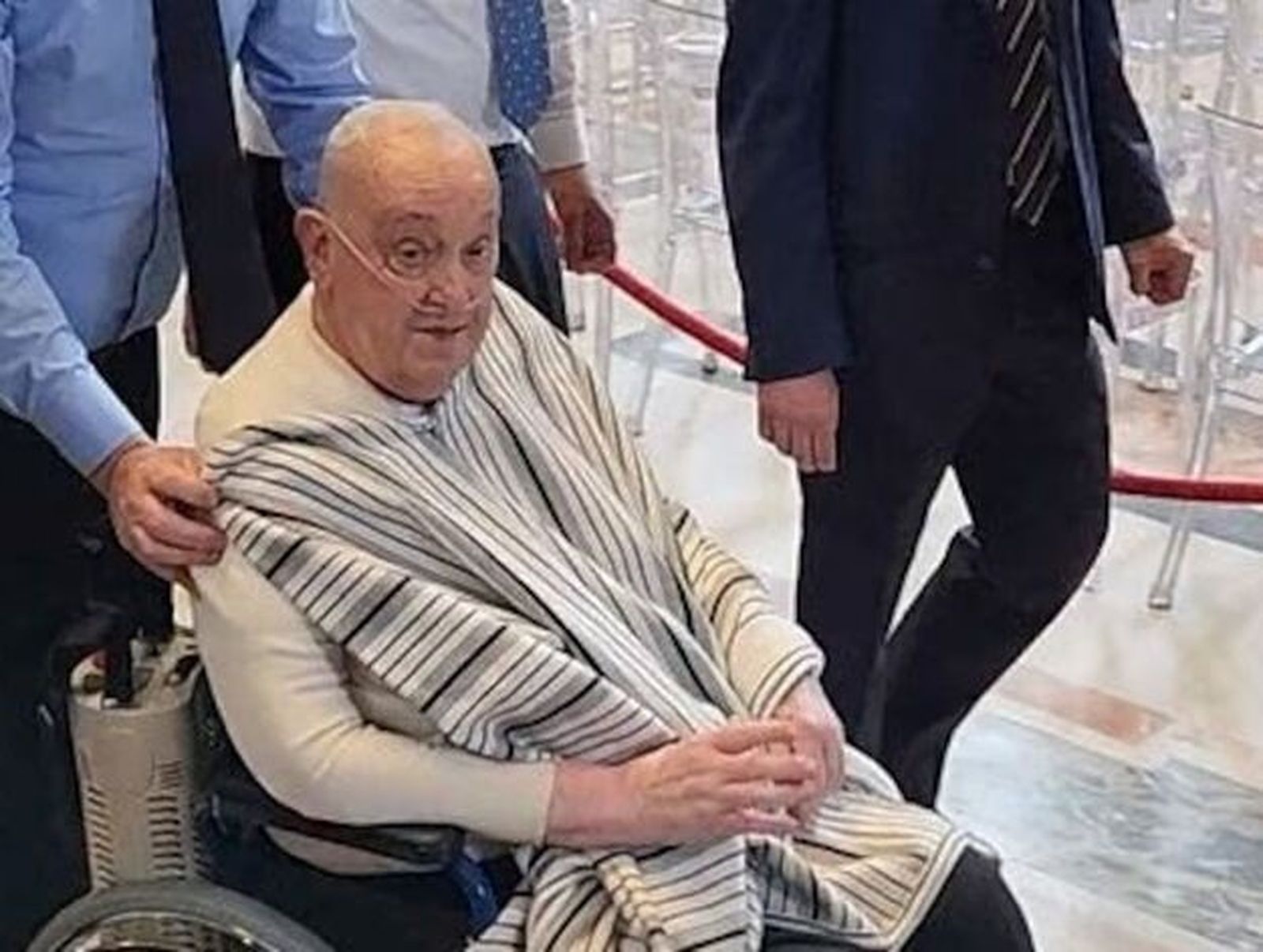 Francisco convaleciente se presenta sin sotana en san Pedro