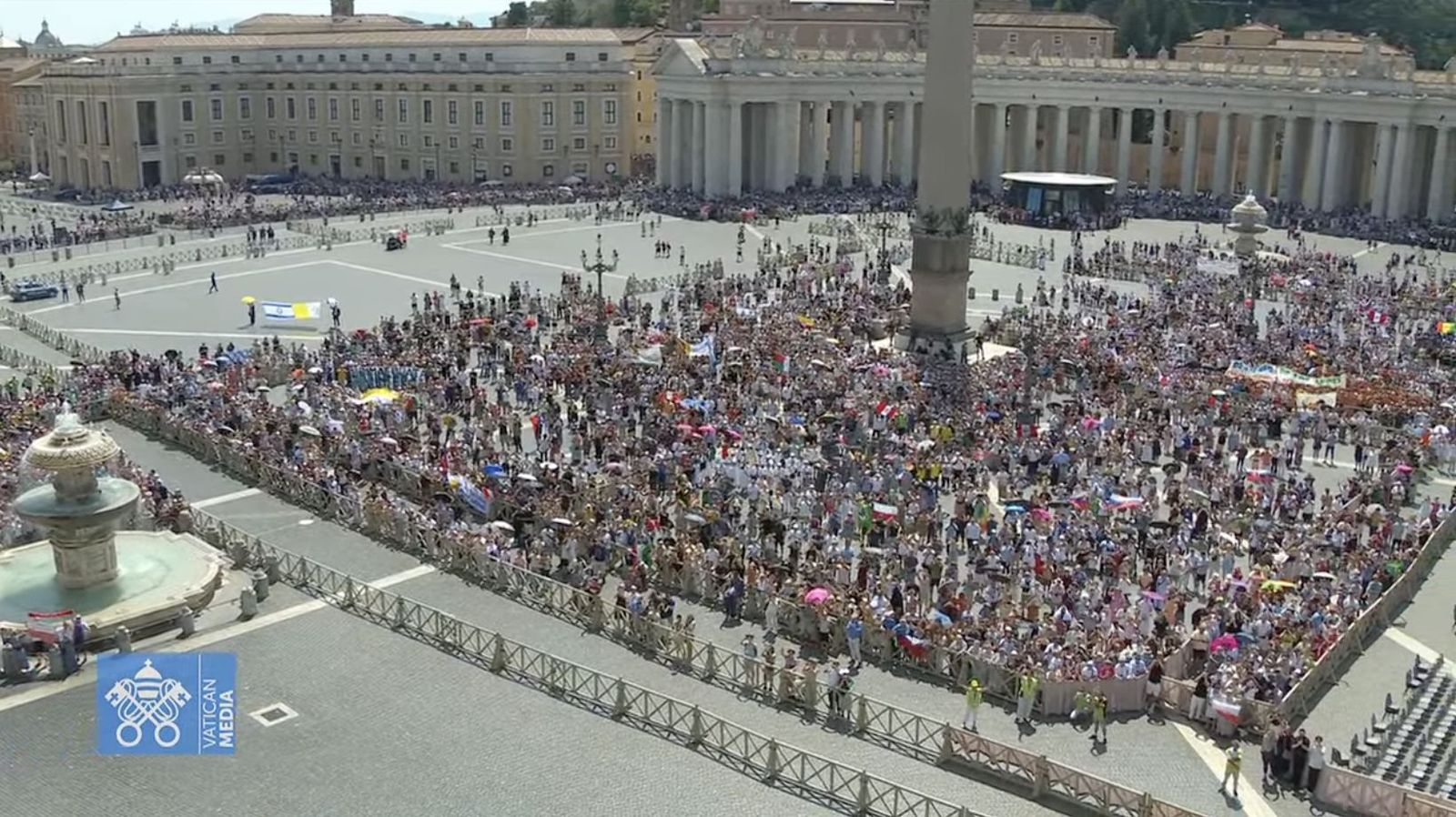 Fieles en la plaza de San Pedro