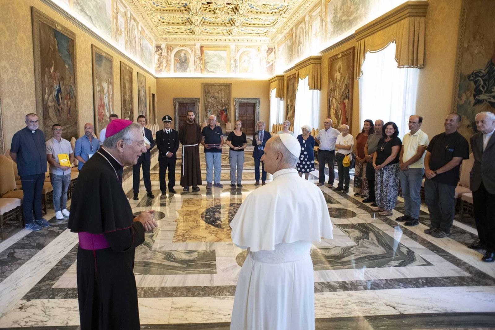 El Papa con la comitiva que acompañó a los presos de Venecia