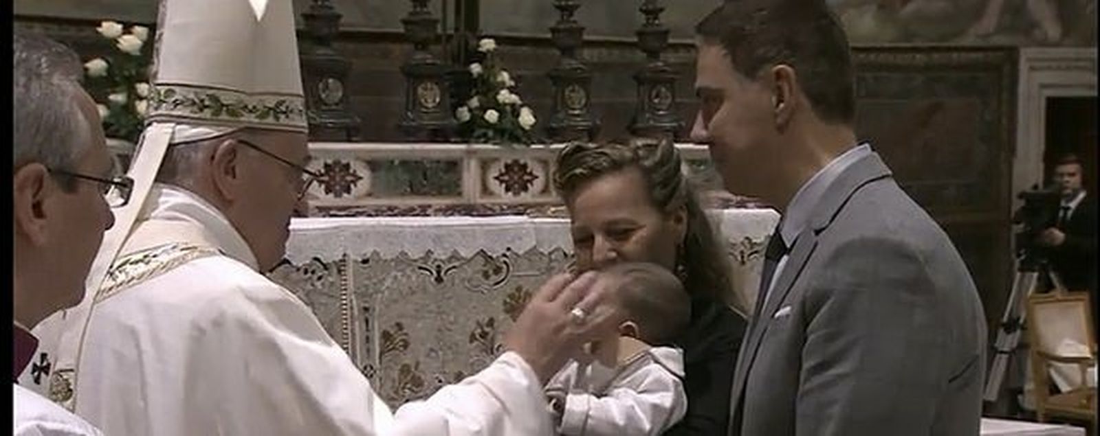 Francisco bendice a los nuevos bautizados