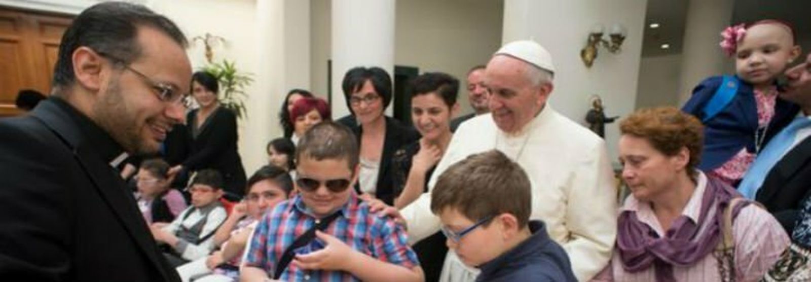 El Papa, con los niños en Santa Marta