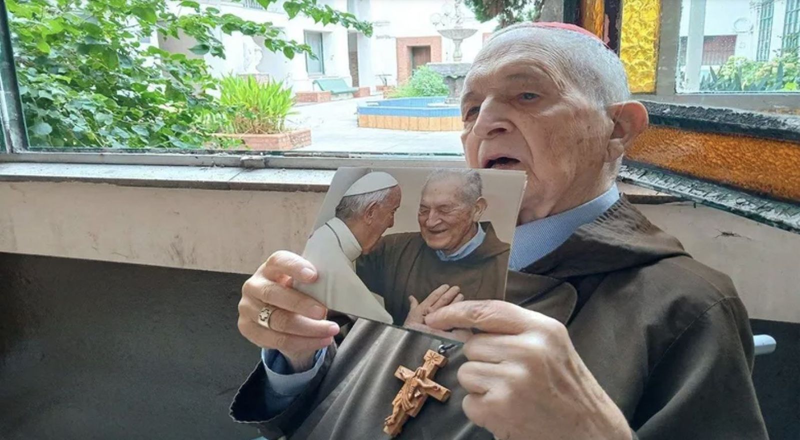 Luis Dri, sosteniendo una imagen junto a Francisco