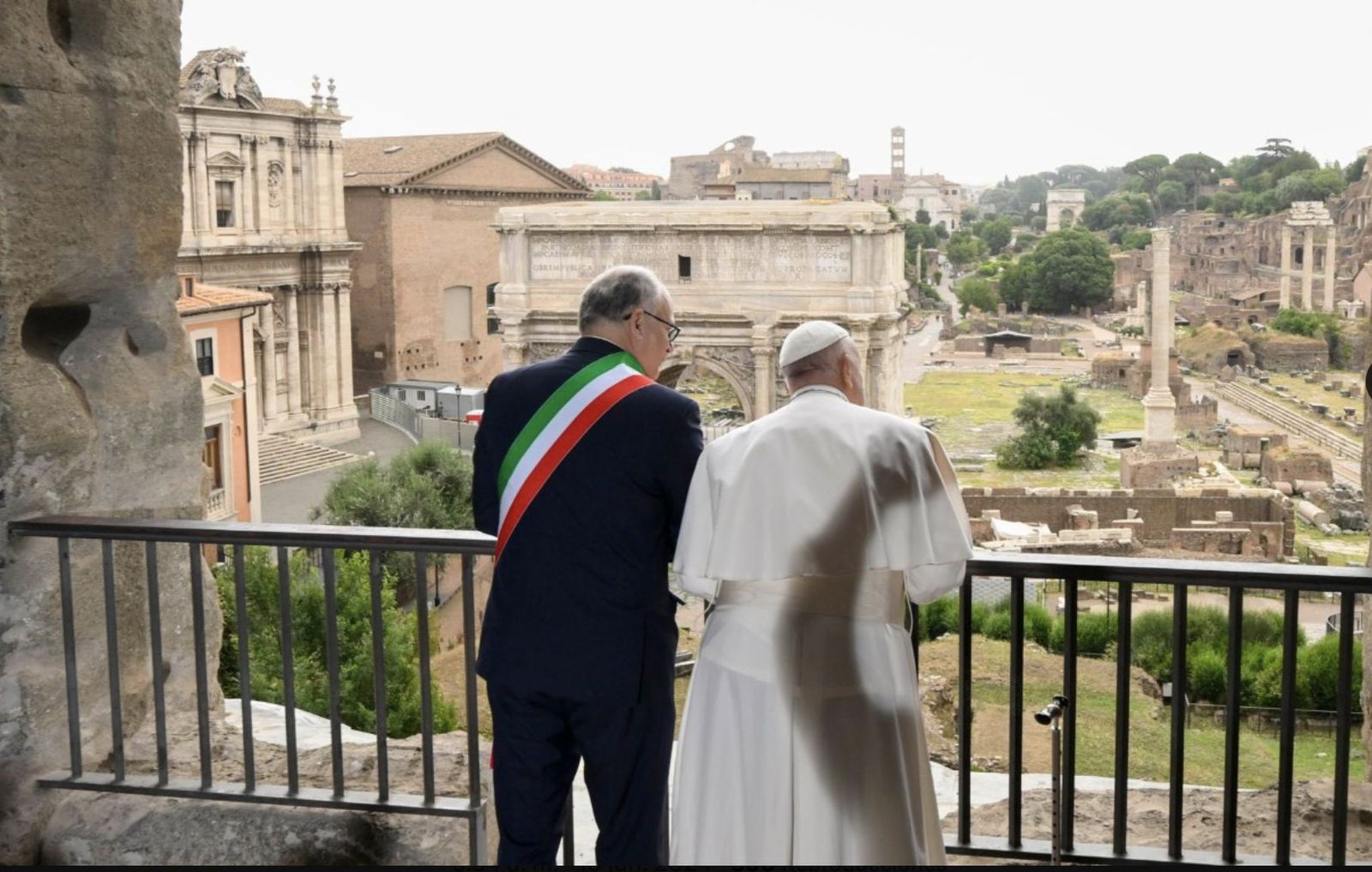 Francisco y el alcalde de Roma observan el Foro Romano
