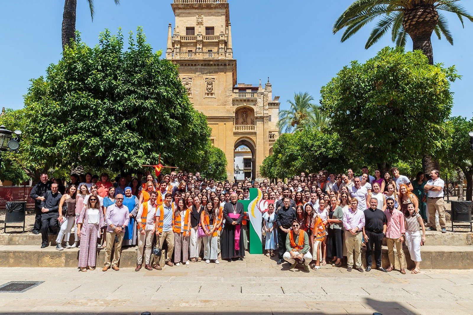 Demetrio Fernández con los jóvenes cordobeses que participan en la JMJ de Lisboa