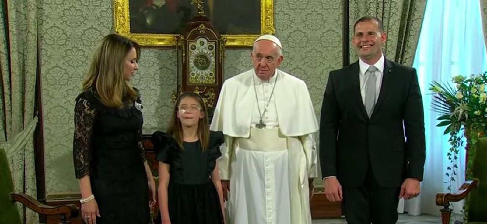 El Papa, con la familia del primer ministro de Malta