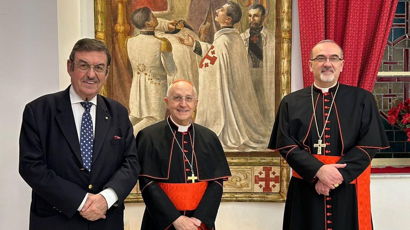 Los cardenales Filoni y Pizzaballa con el director de la Orden Ecuestre del Santo Sepulcro