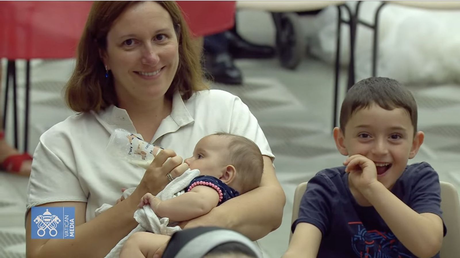 Una madre con sus hijos en la audiencia general