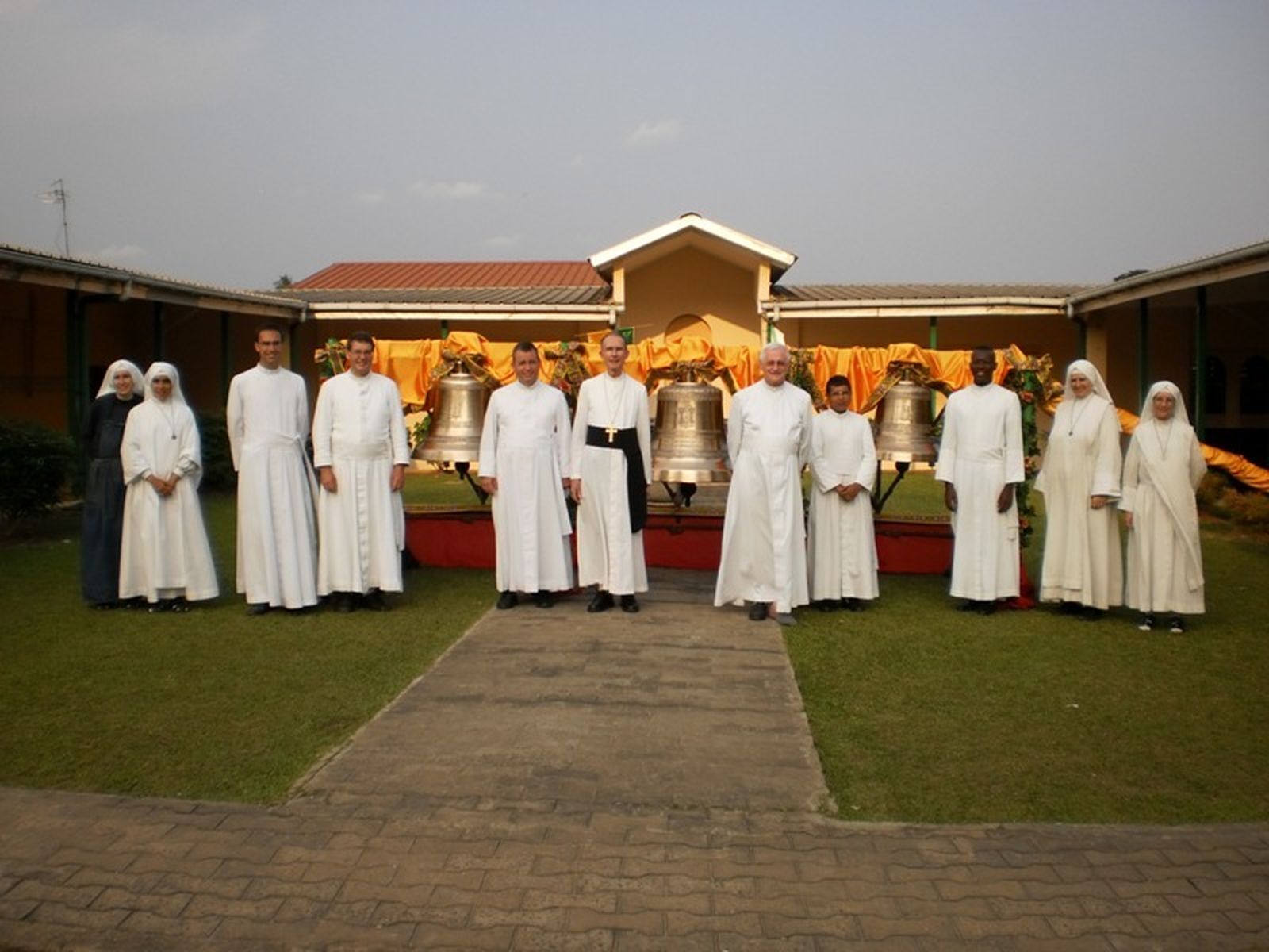 Patrick Groche, el séptimo por la izquierda