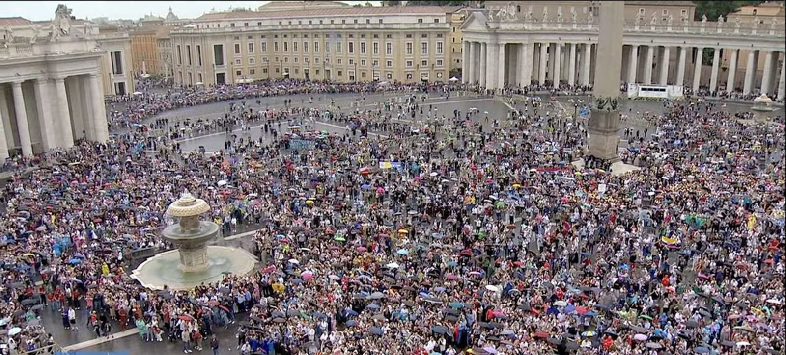 Una plaza llena por Pentecostés