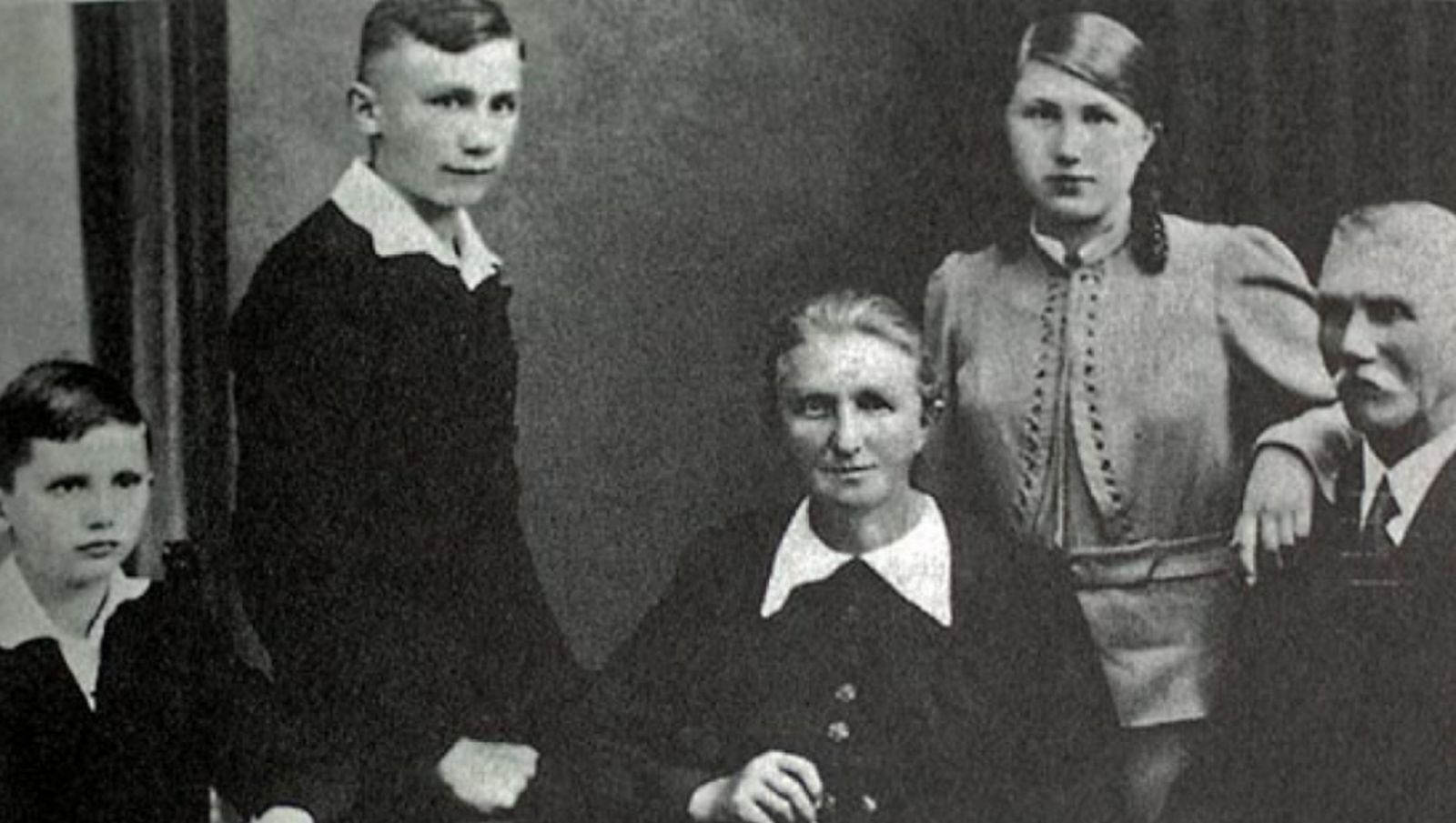 Joseph, a la izquierda, junto a sus padres y hermanos.