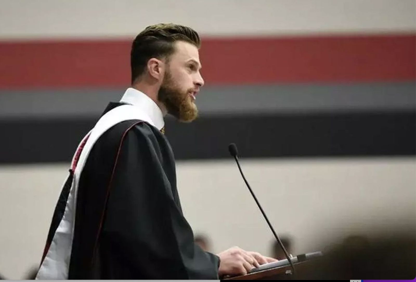 Butker durante su polémico discurso en la ceremonia de graduación
