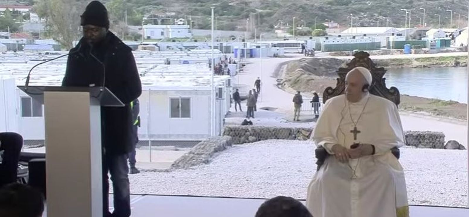 Un refugiado se dirige al Papa en Mitilene