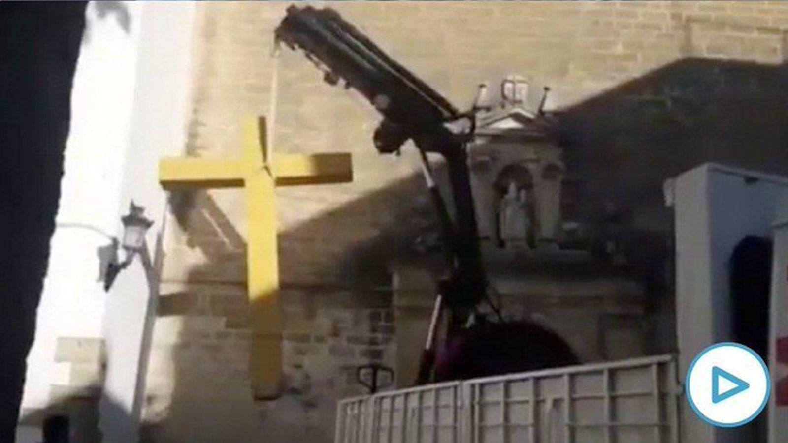 Momento de la retirada de la cruz de Aguilar de la Frontera