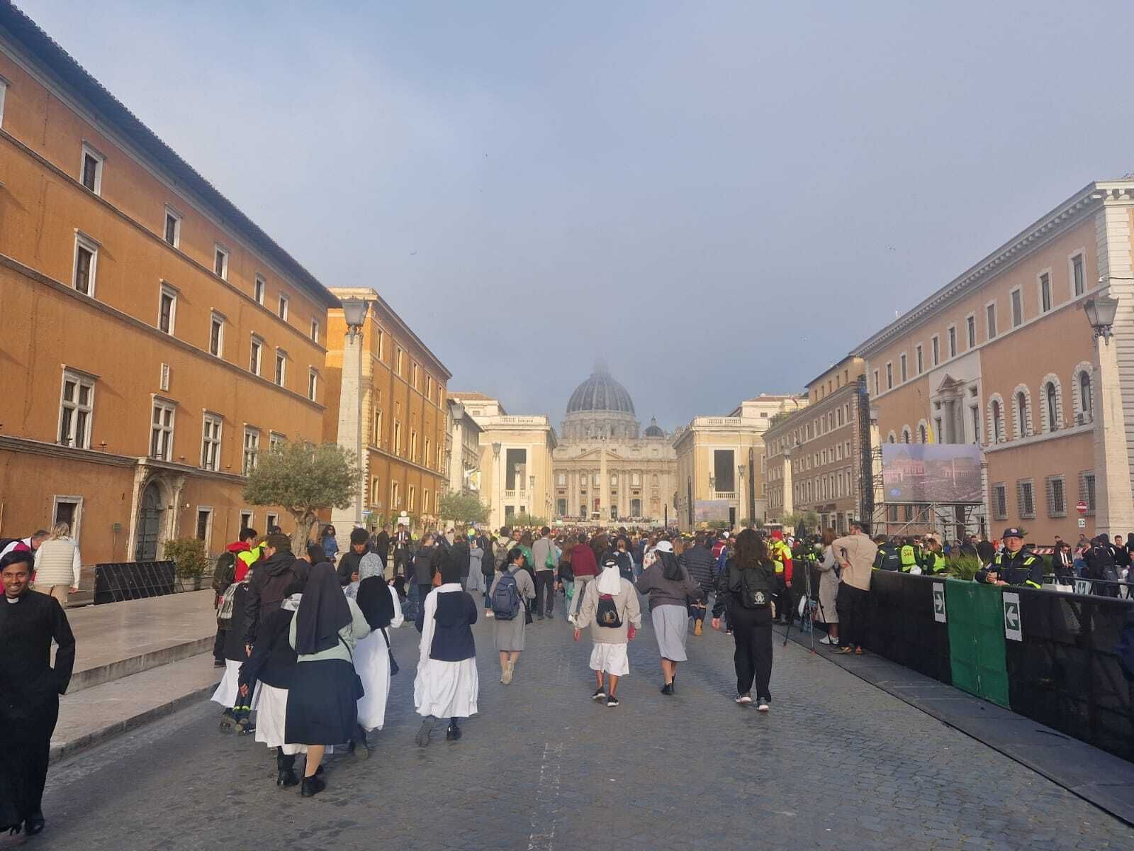 Religiosas entran por la Via della Conziliacione