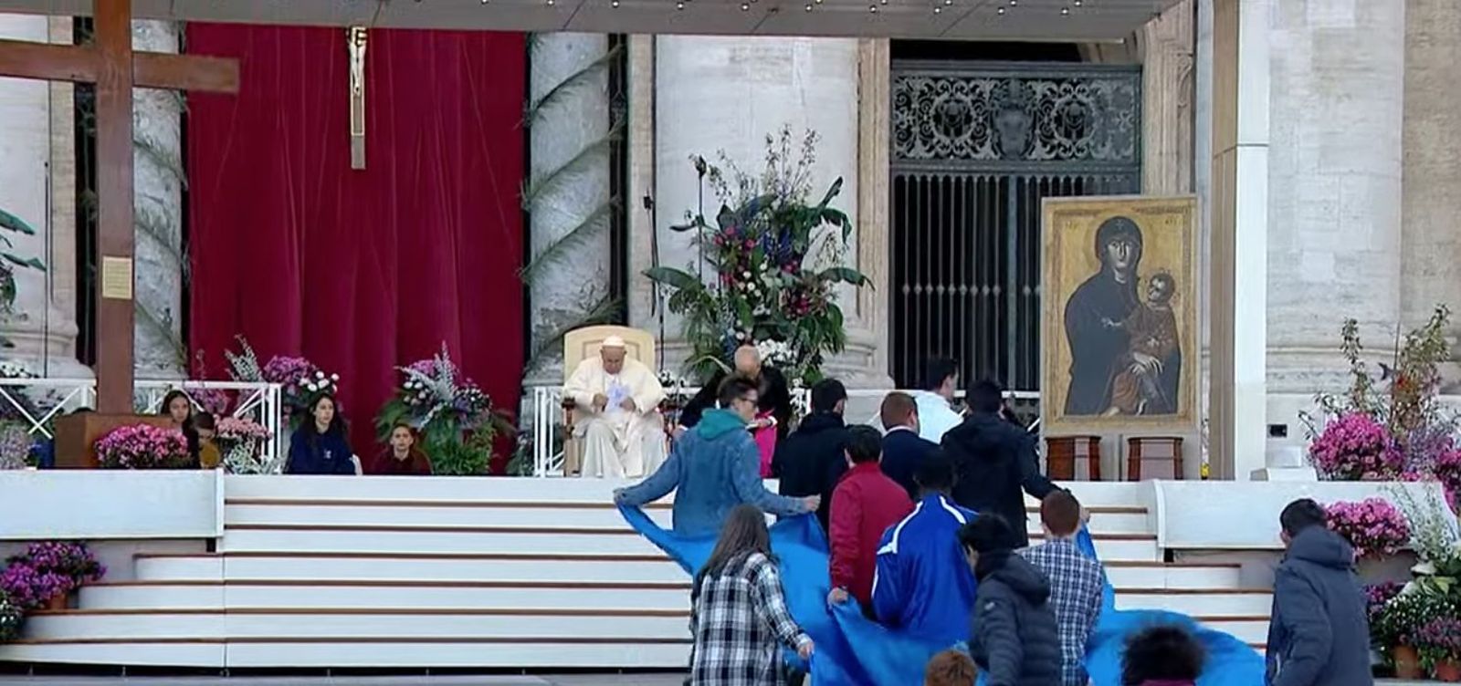 Papa, con los jóvenes