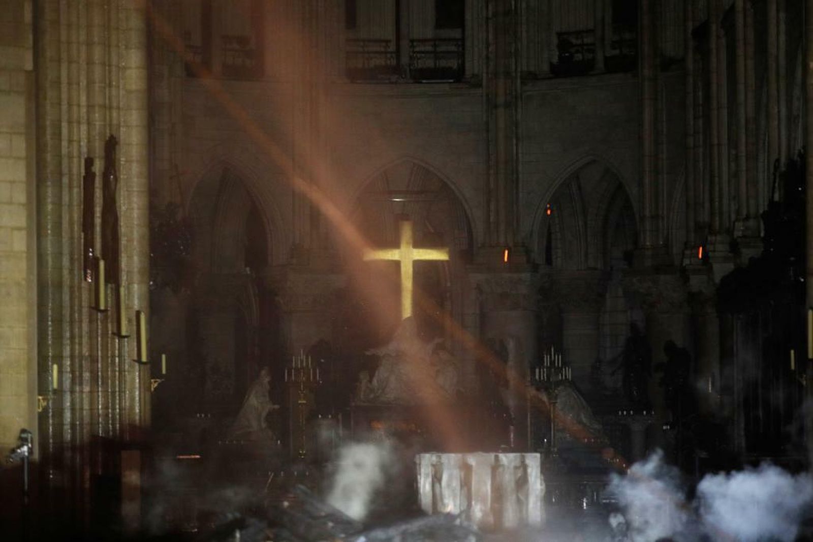 El interior de la catedral de Notre Dame de París tras el devastador incendio