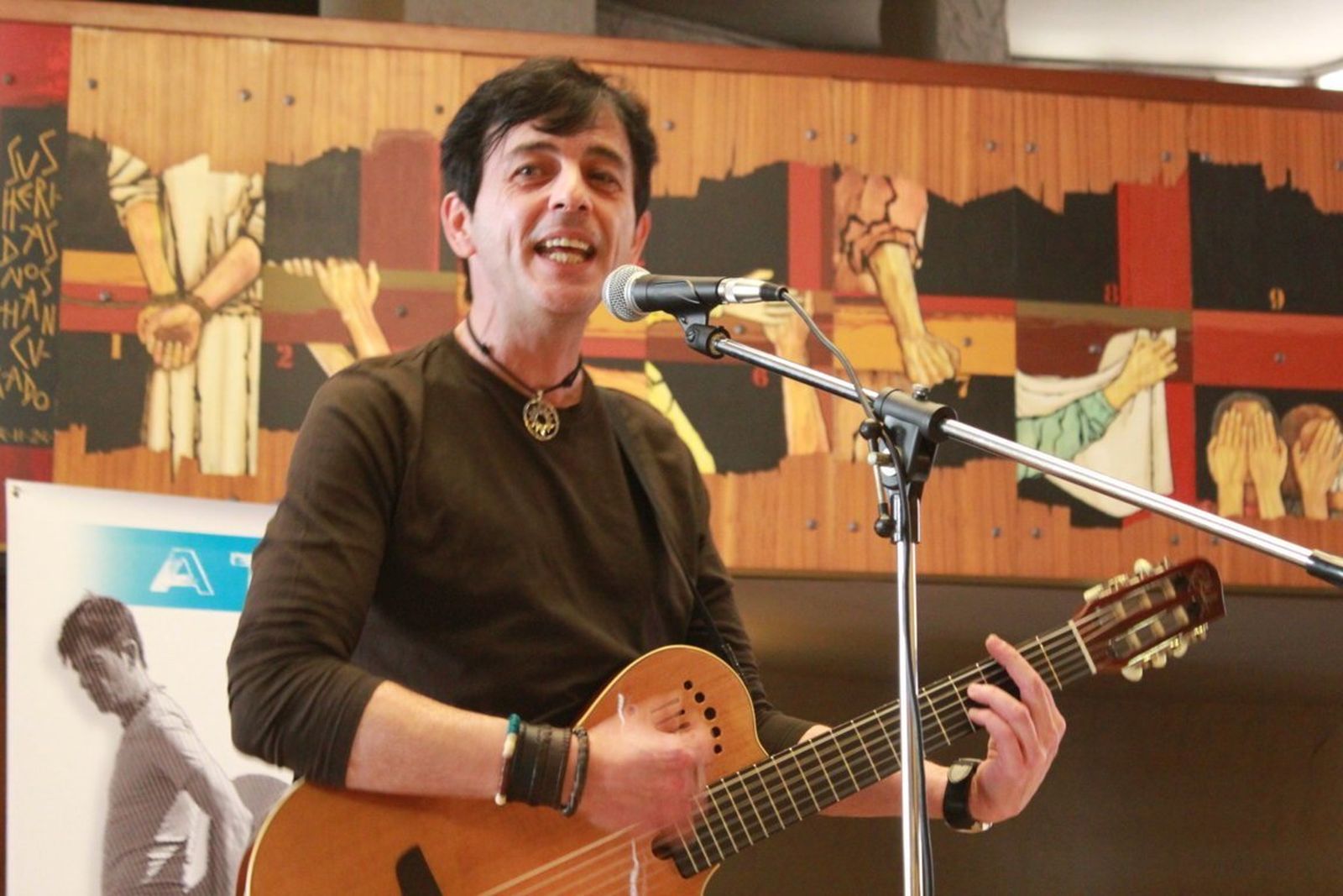 Javi Sánchez durante un concierto