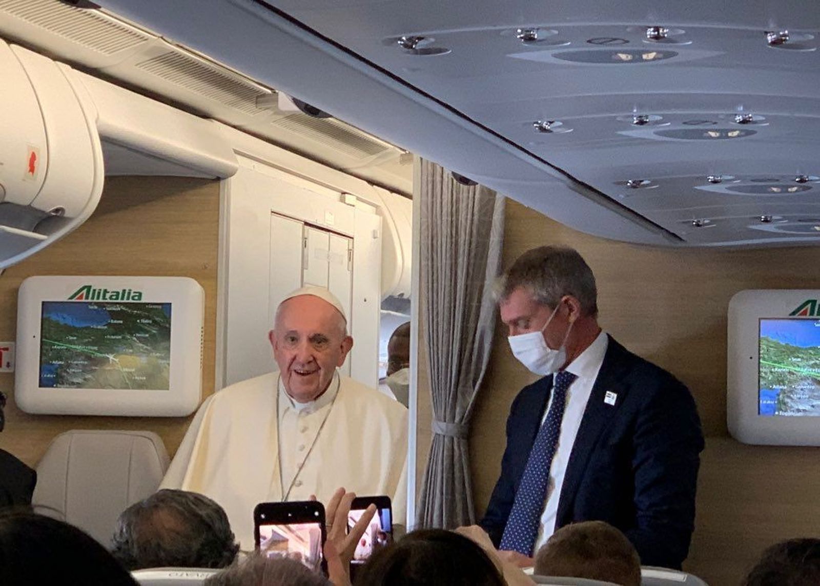 Francisco, durante su encuentro con los periodistas en el vuelo de regreso