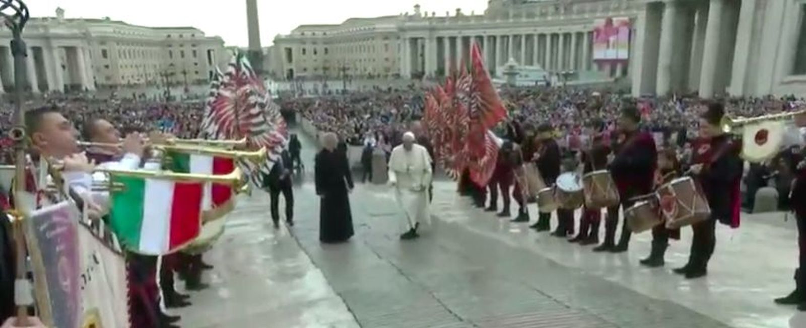Francisco, recibido con música
