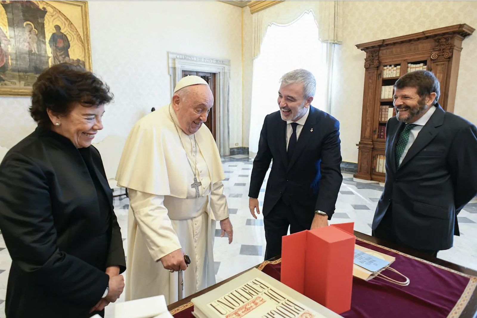 El alcalde de Barcelona Jaume Collboni y la ministra Isabel Celáa con el papa Francisco