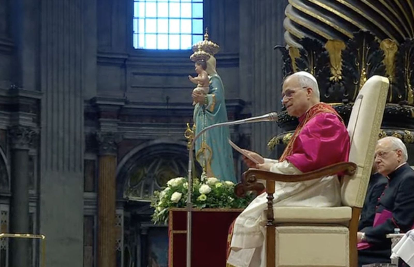 El Papa lee su homilía