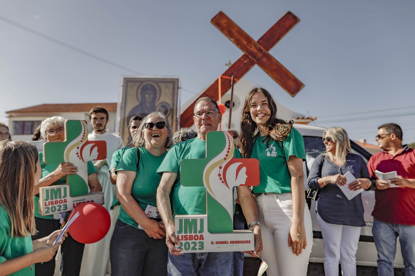 Peregrinos portugueses con los símbolos de la JMJ de Lisboa