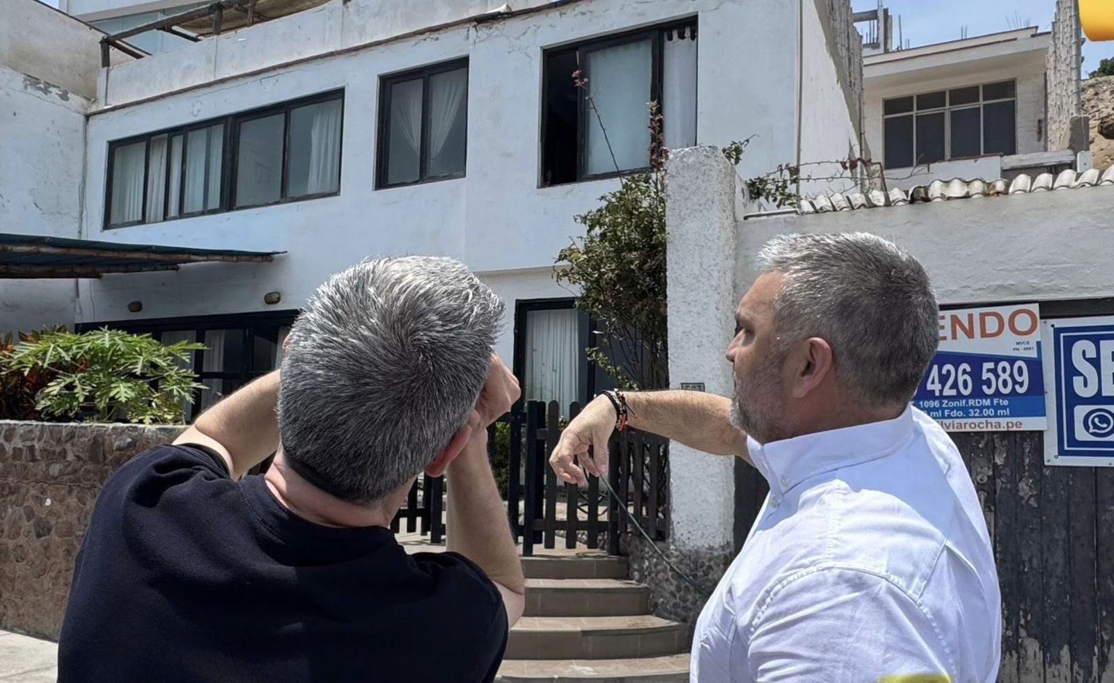 Bertomeu visita las casas del Sodalicio frente a la playa San Bartolo en Lima junto a una de sus víctimas, Renzo Orbegozo