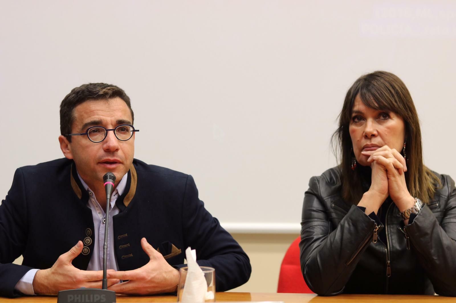 Mabel Lozano junto a Óscar Sánchez esta mañana, en la conferencia sobre 'El combate a la esclavitud del siglo XXI' de la UPSA