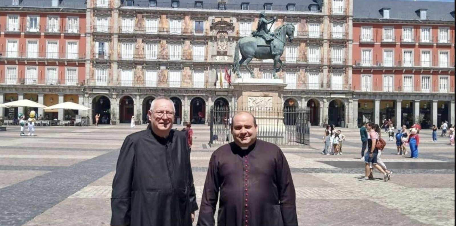 La 'cumbre' sedevacantista en la plaza Mayor
