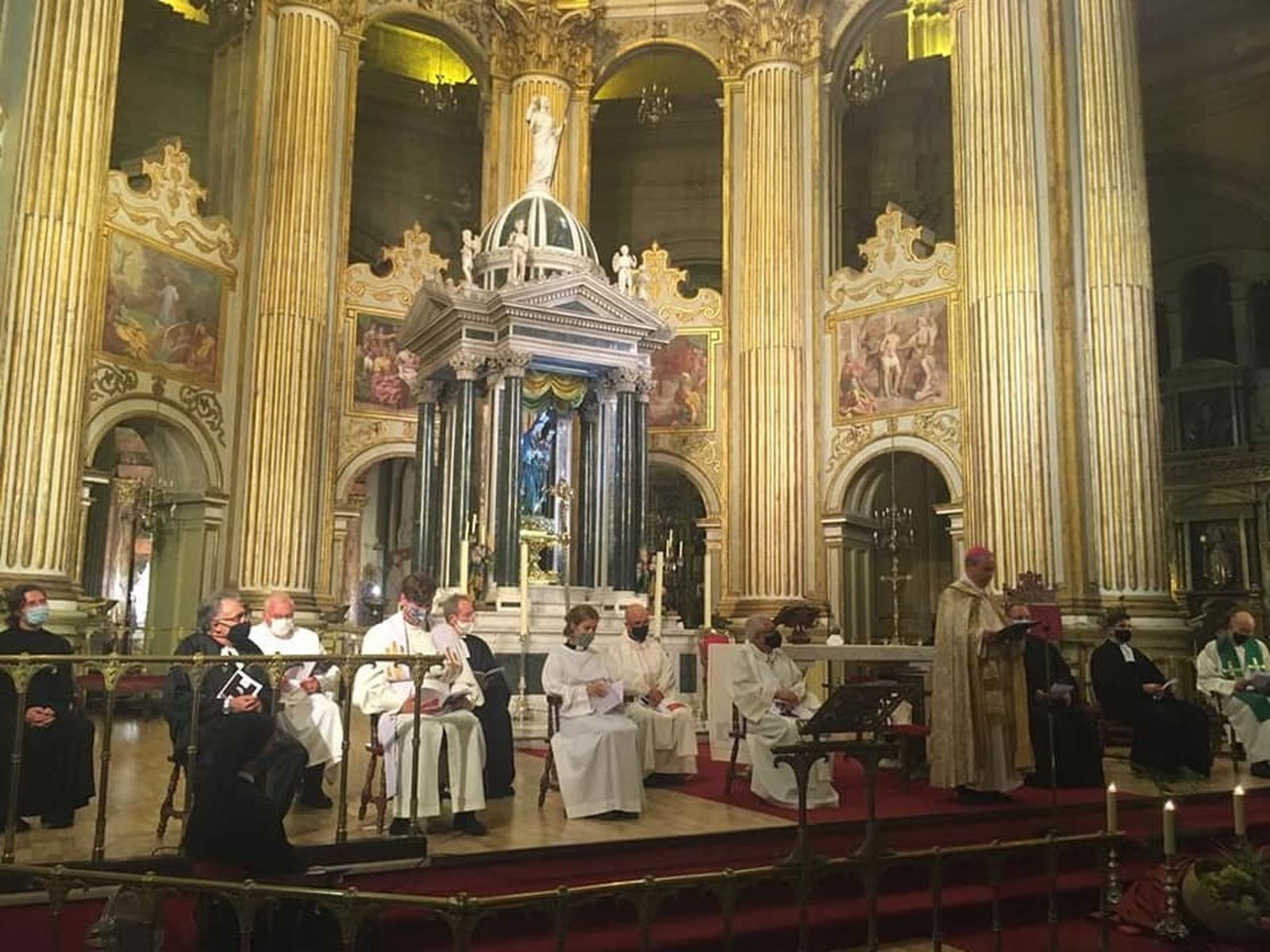Oración en la Catedral de Málaga