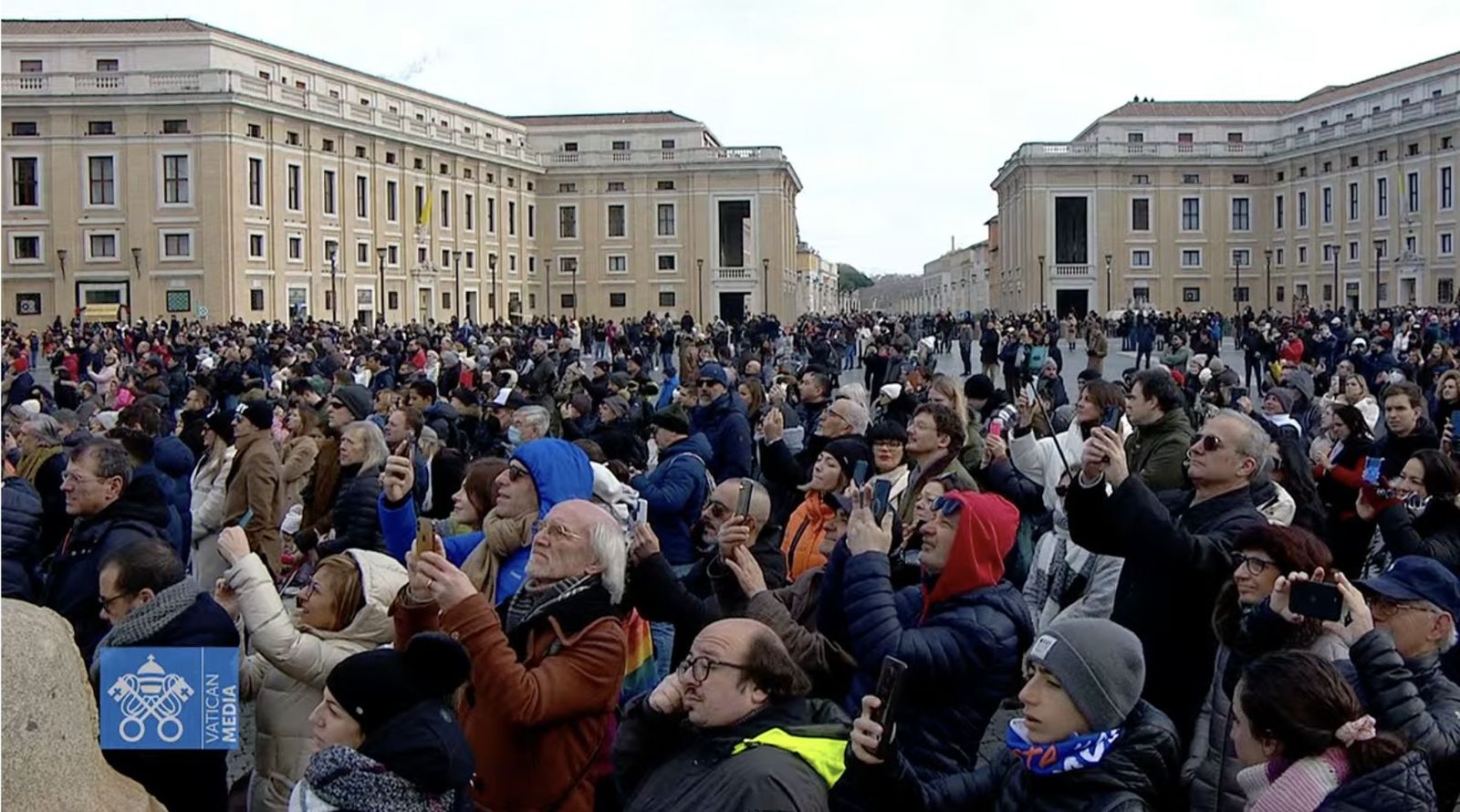 Los fieles graban y fotografían al Papa en el ángelus