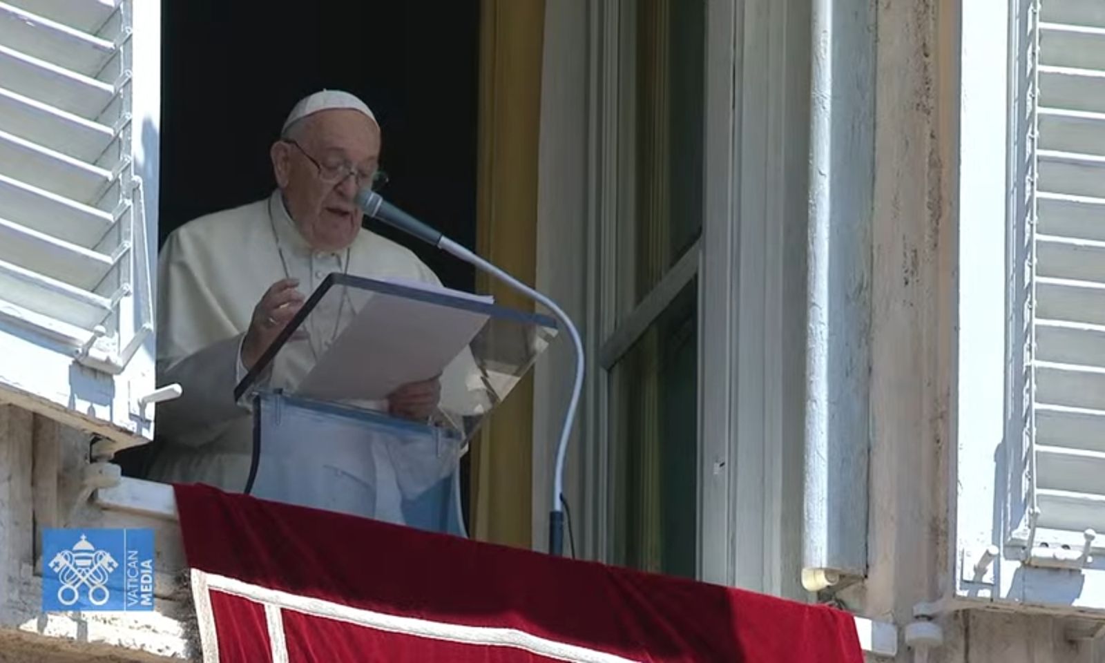 El Papa, en el balcón de sun estudio