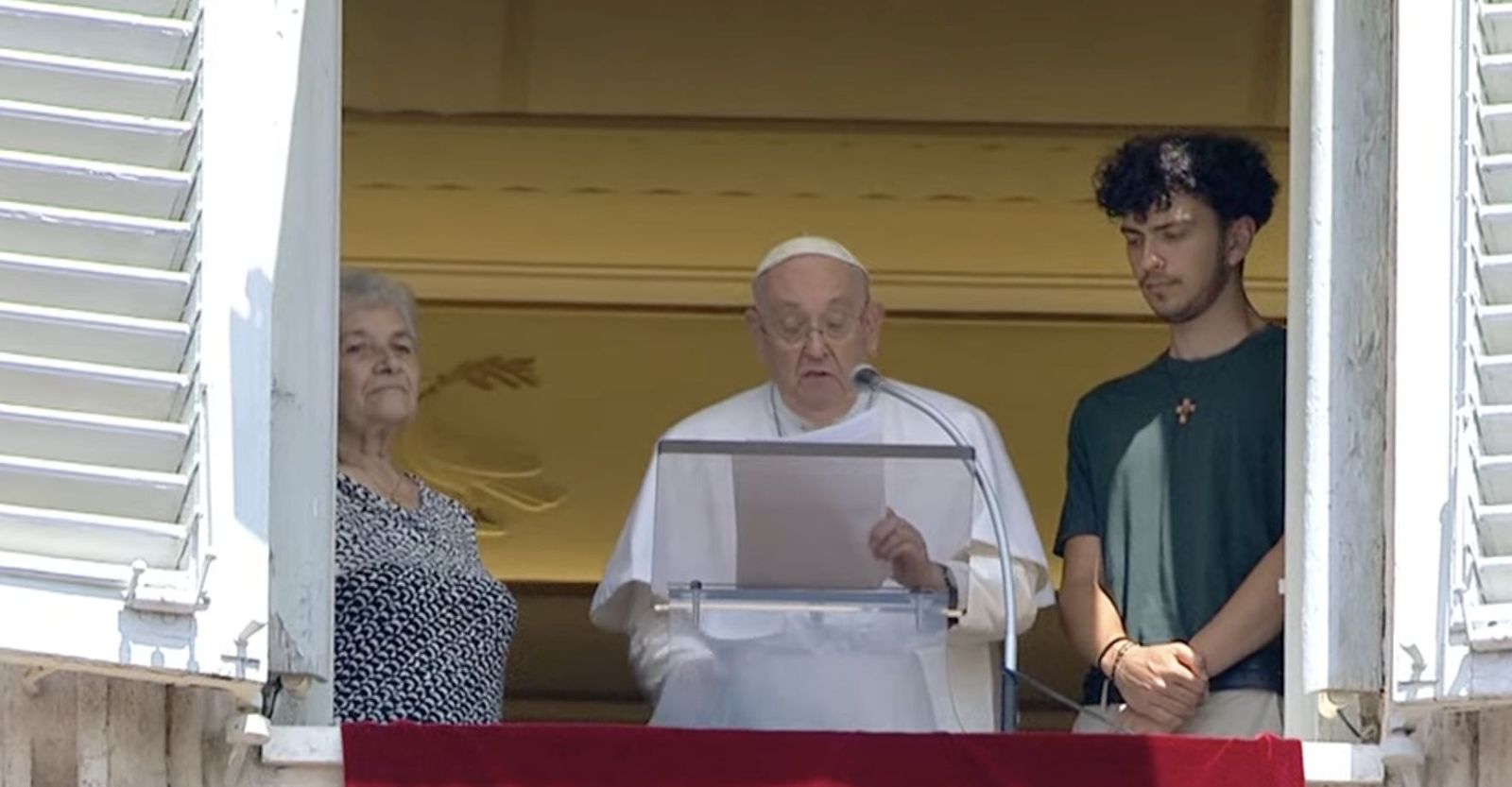 El Papa con una abuela y un nieto