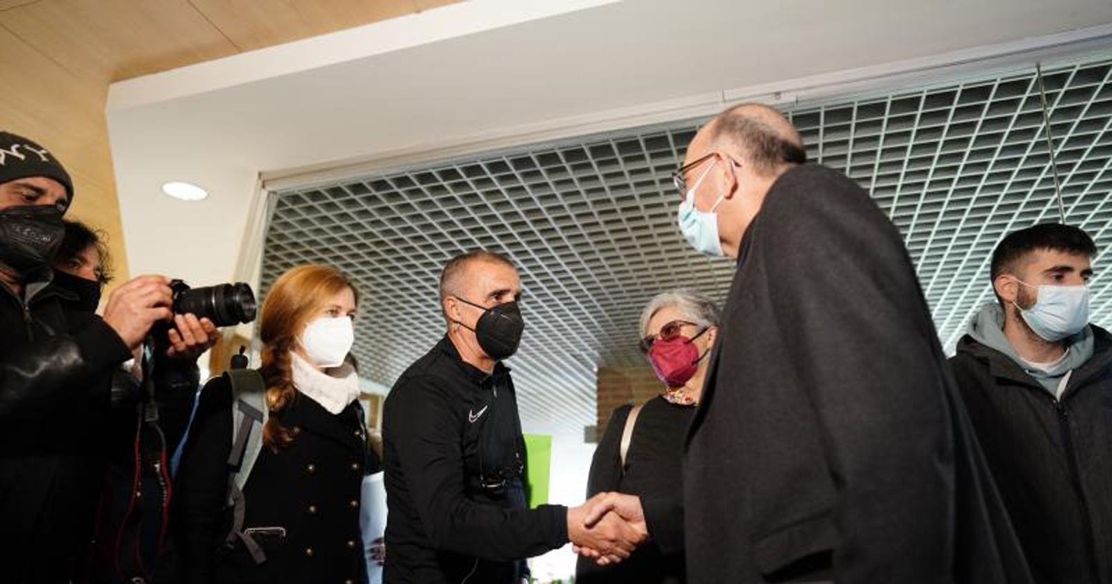 Omella saluda a las víctimas antes de entrar en la reunión en la Casa de la Iglesia