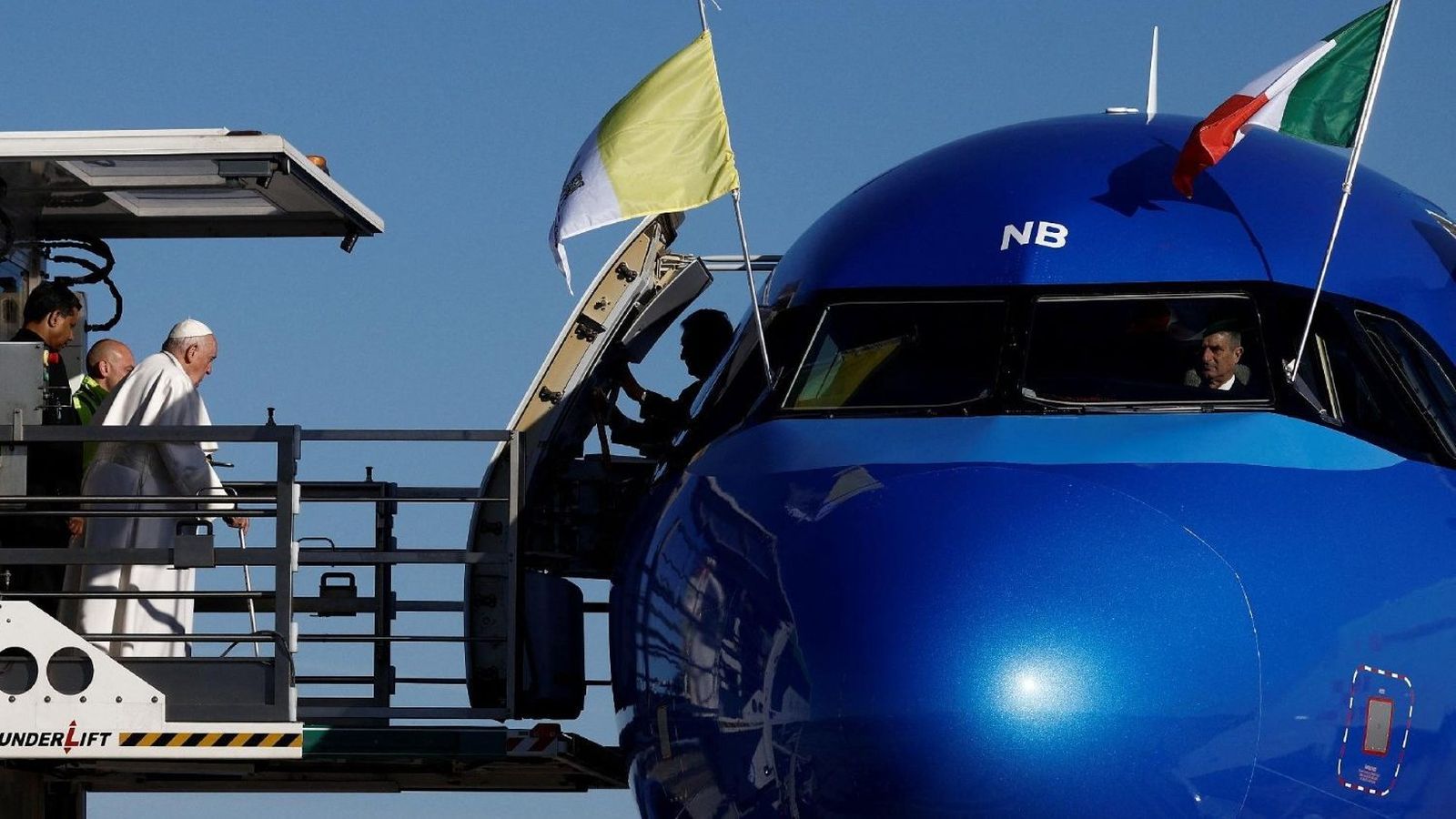 El Papa va hacia la plataforma móvil