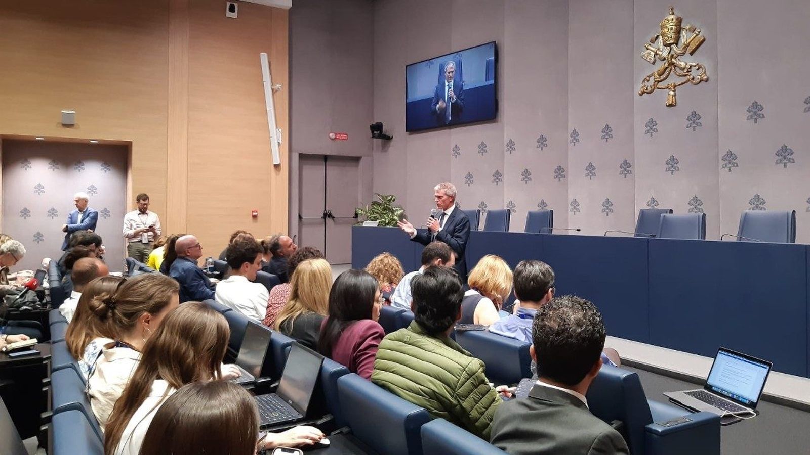 Bruni, con periodistas acreditados en la Sala Stampa