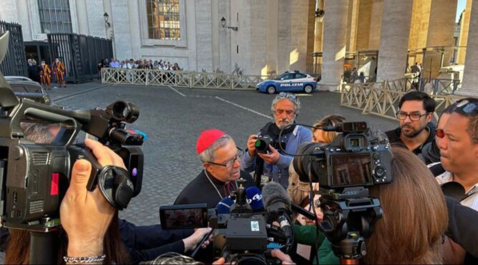 cardenal Rueda responde preguntas de la prensa
