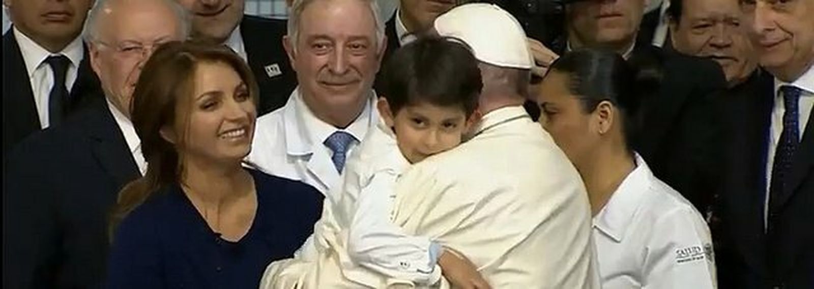 Francisco abraza a un niño en el hospital